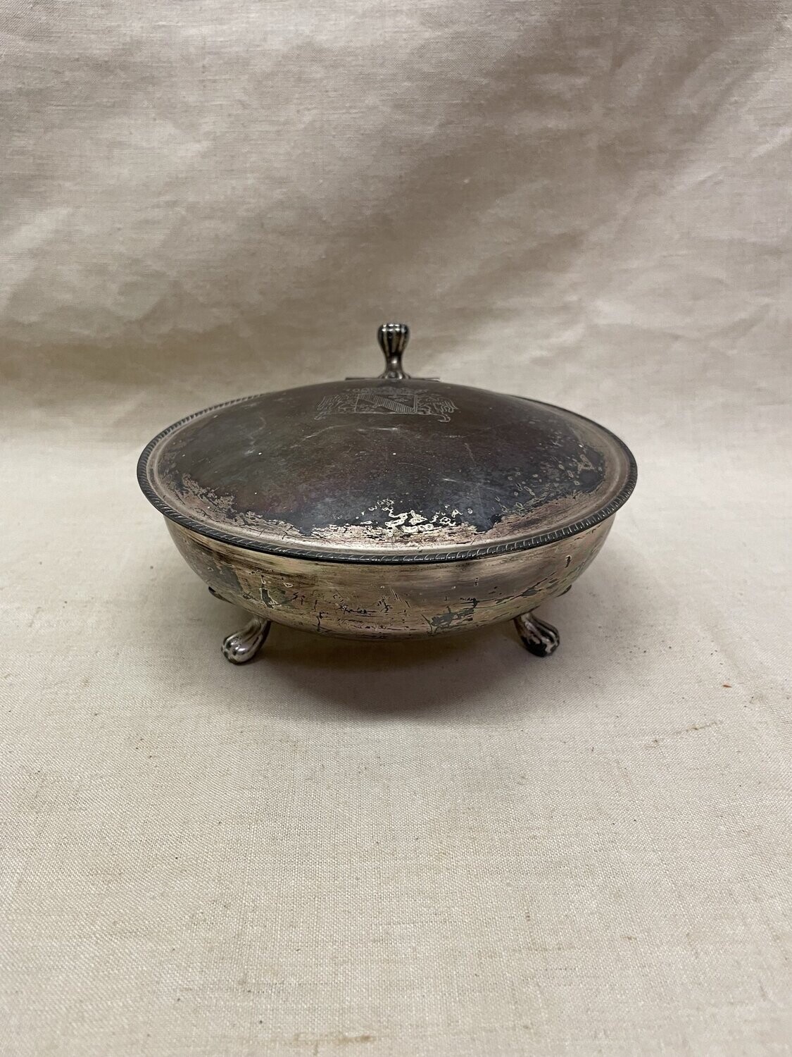 Coupe en métal argenté avec couvercle - D 17 cm