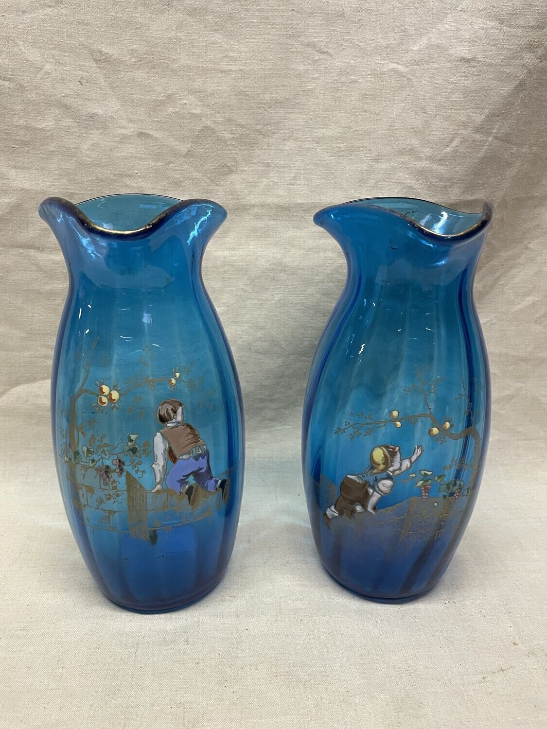 Paire de vases en verre coloré figurant des personnages en relief, 
circa.1950 - h : 24 cm