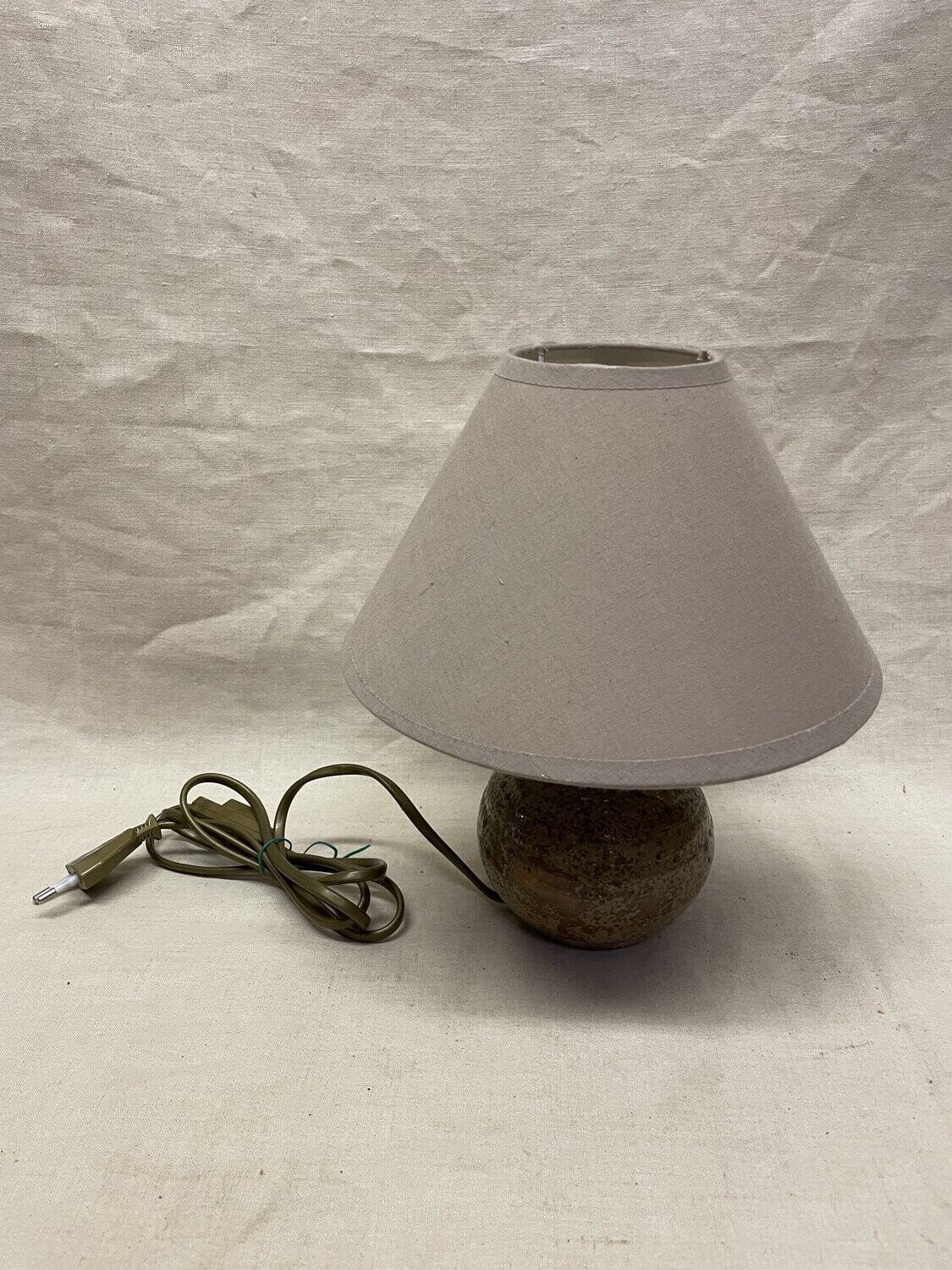 LA BORNE - Petite lampe en grés émaillé. H : 25 cm
