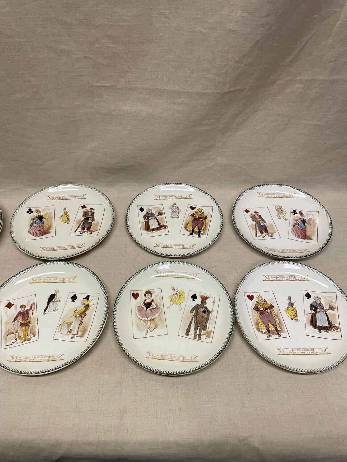 CHOISY-LE-ROI - Série de 9 assiettes en faïence fine polychrome, décor aux cartes à jouer