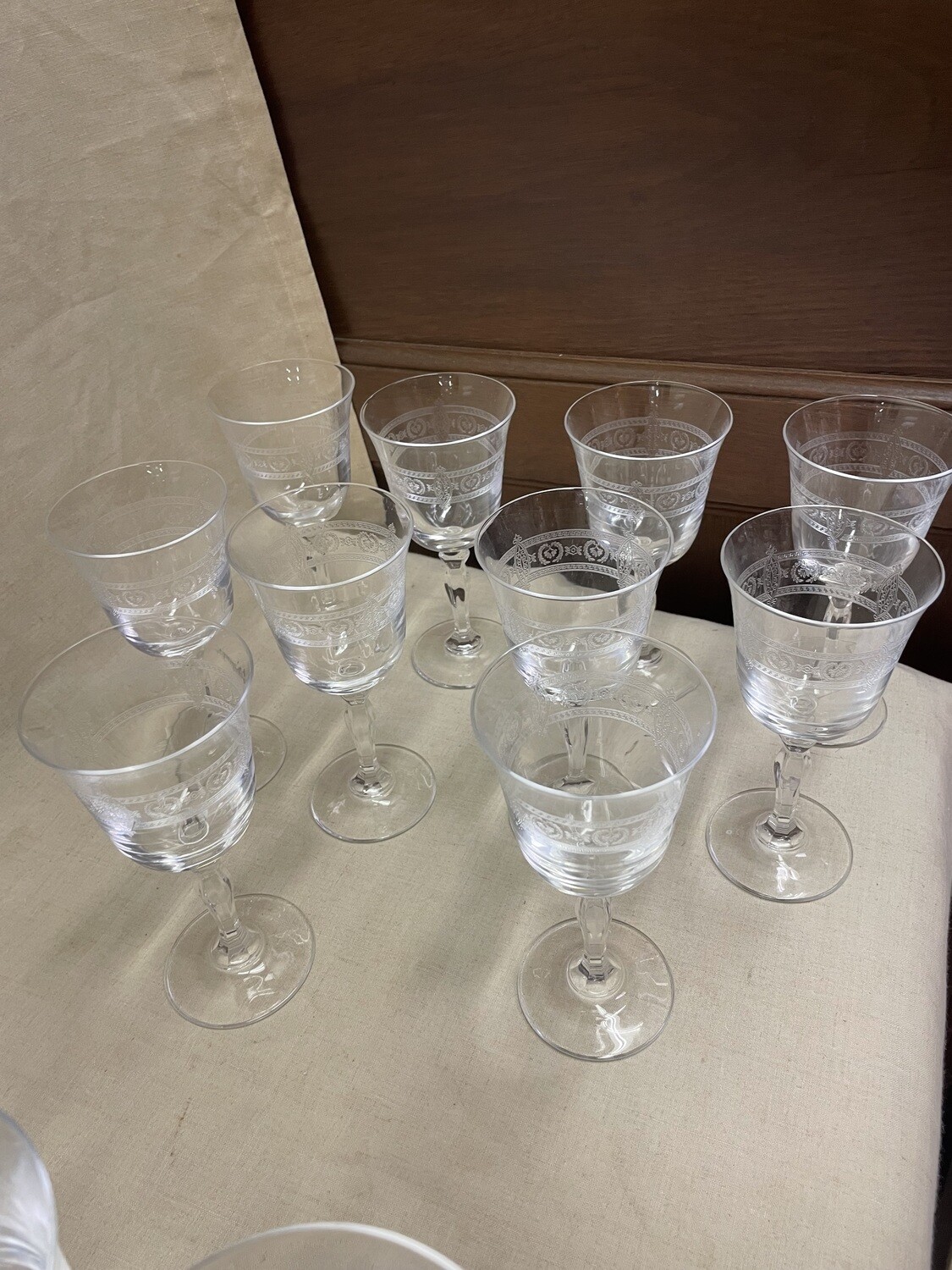 Ensemble de 10 verres à vin, 12 verres à eau en cristal taillé