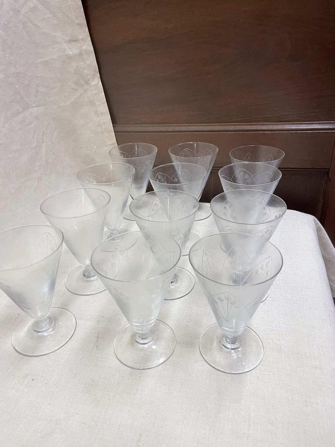 Ensemble de 12 verres à pied, 12 coupes et 6 petits verres