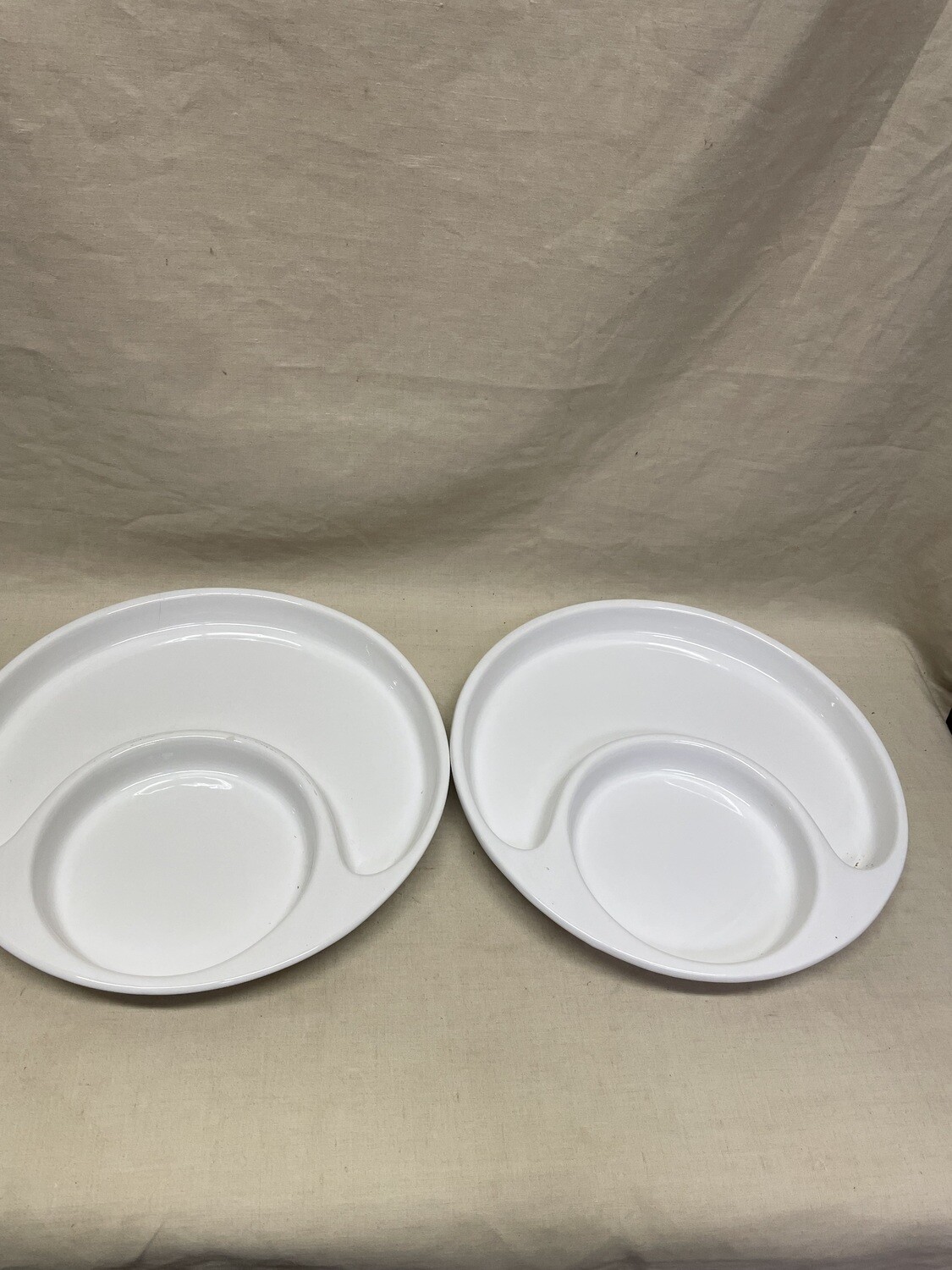 Paire de plats  en porcelaine blanche - D 36 cm