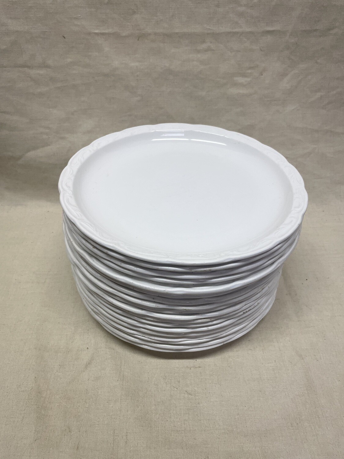 Ensemble de 18 assiettes en porcelaine blanche