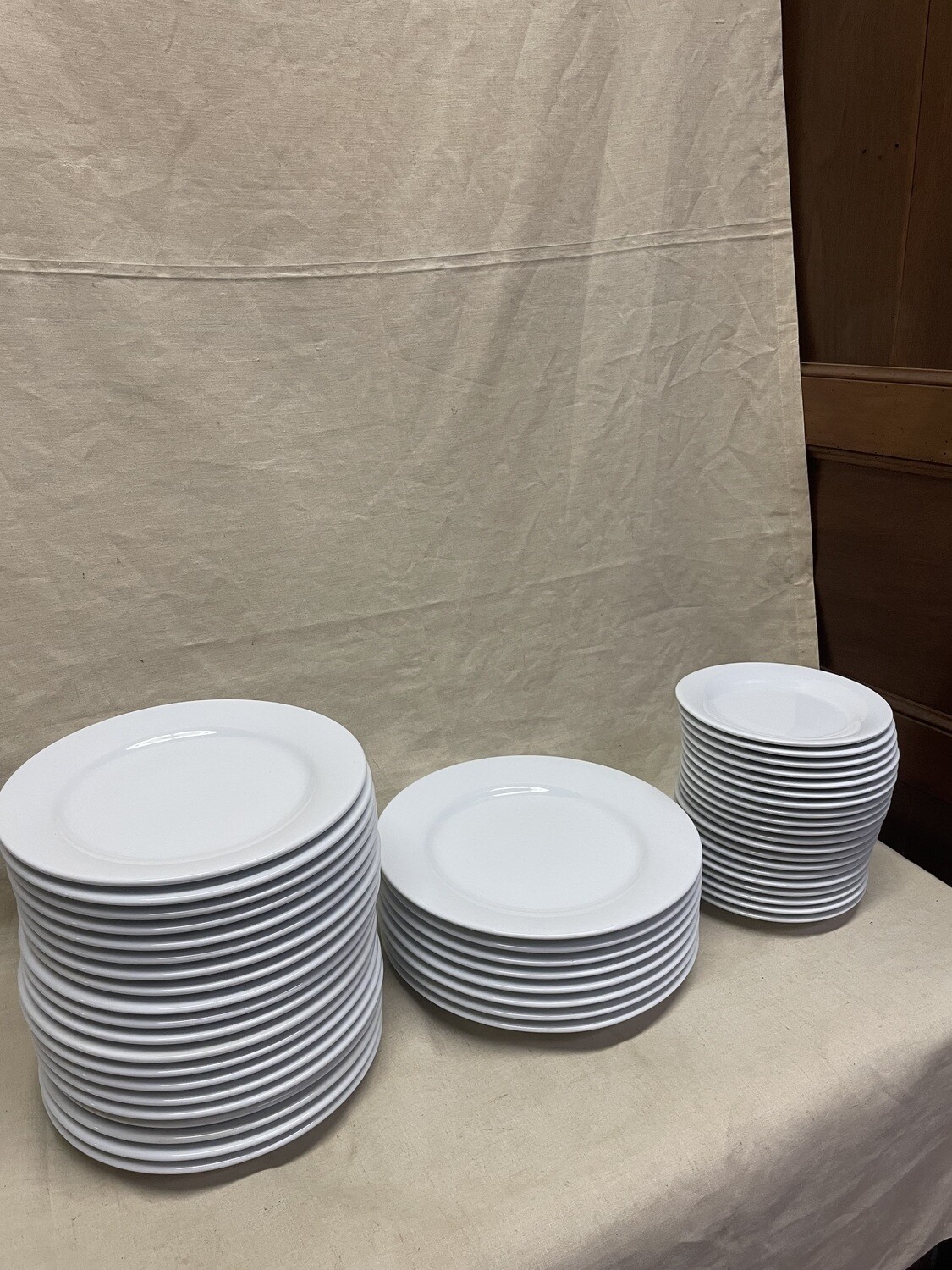 Service de table comprenant 20 assiettes, 20 petites assiettes et 8 grandes assiettes