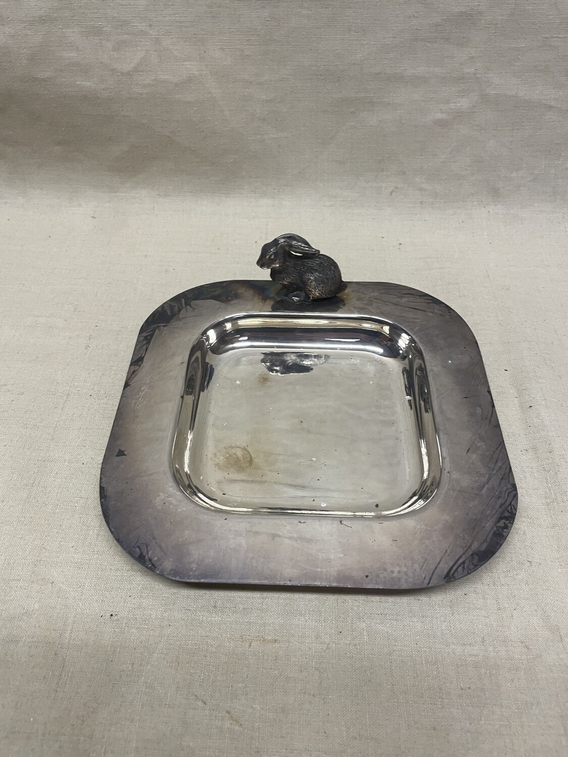 Coupelle en métal argenté avec un lapin - 17,5 cm