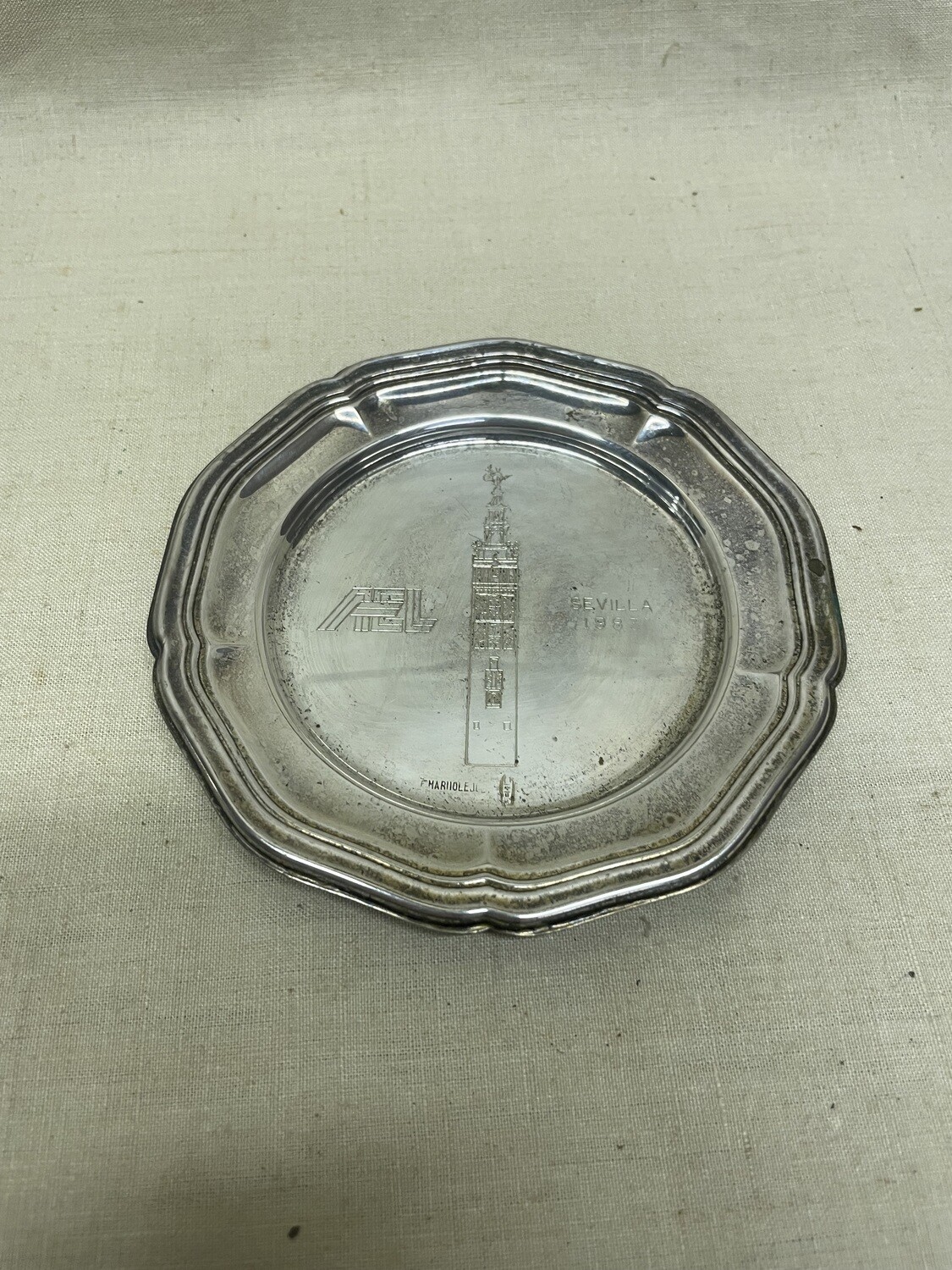 Petit plateau en métal argenté "SEVILLE 1983"- 13,5 cm