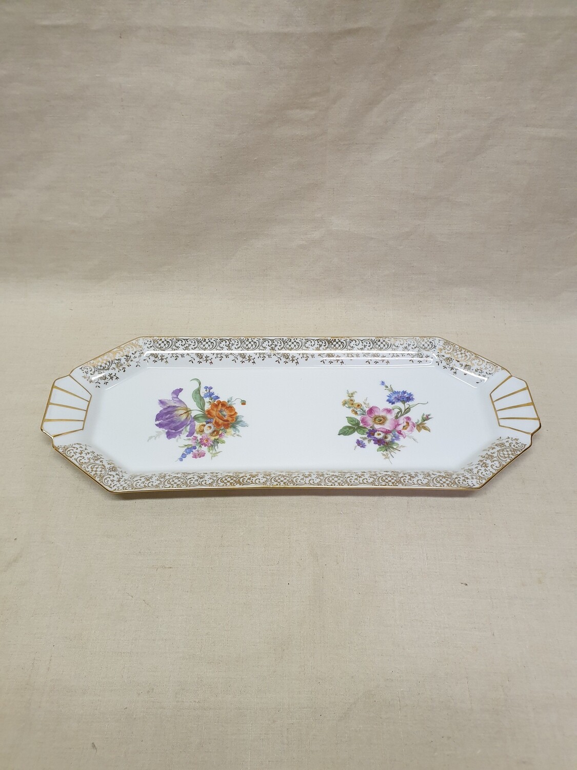 Plat à cake en porcelaine à décor floral et doré - 40 x 16 cm