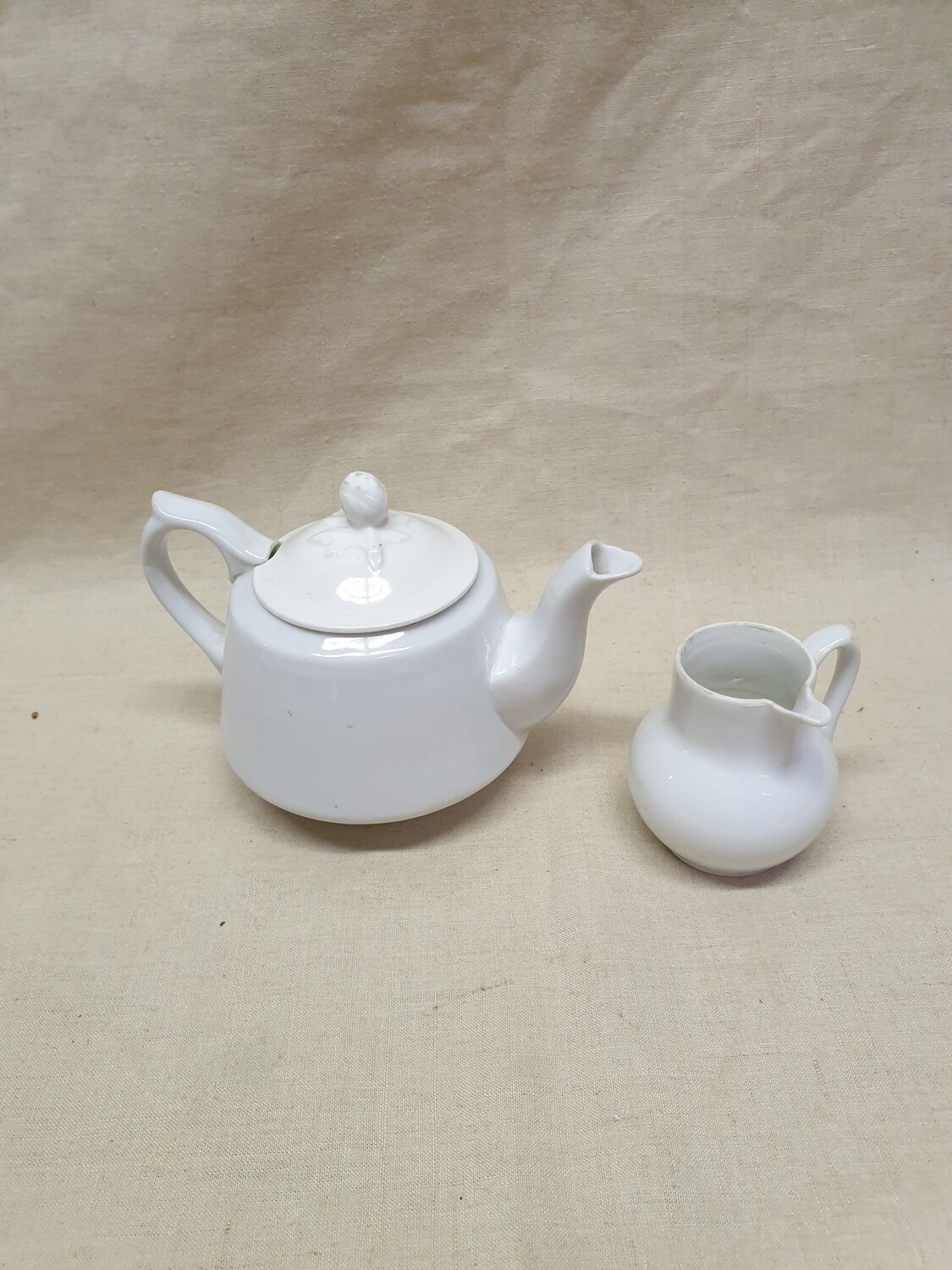 Porcelaine blanche comprenant une verseuse et un pot à lait
