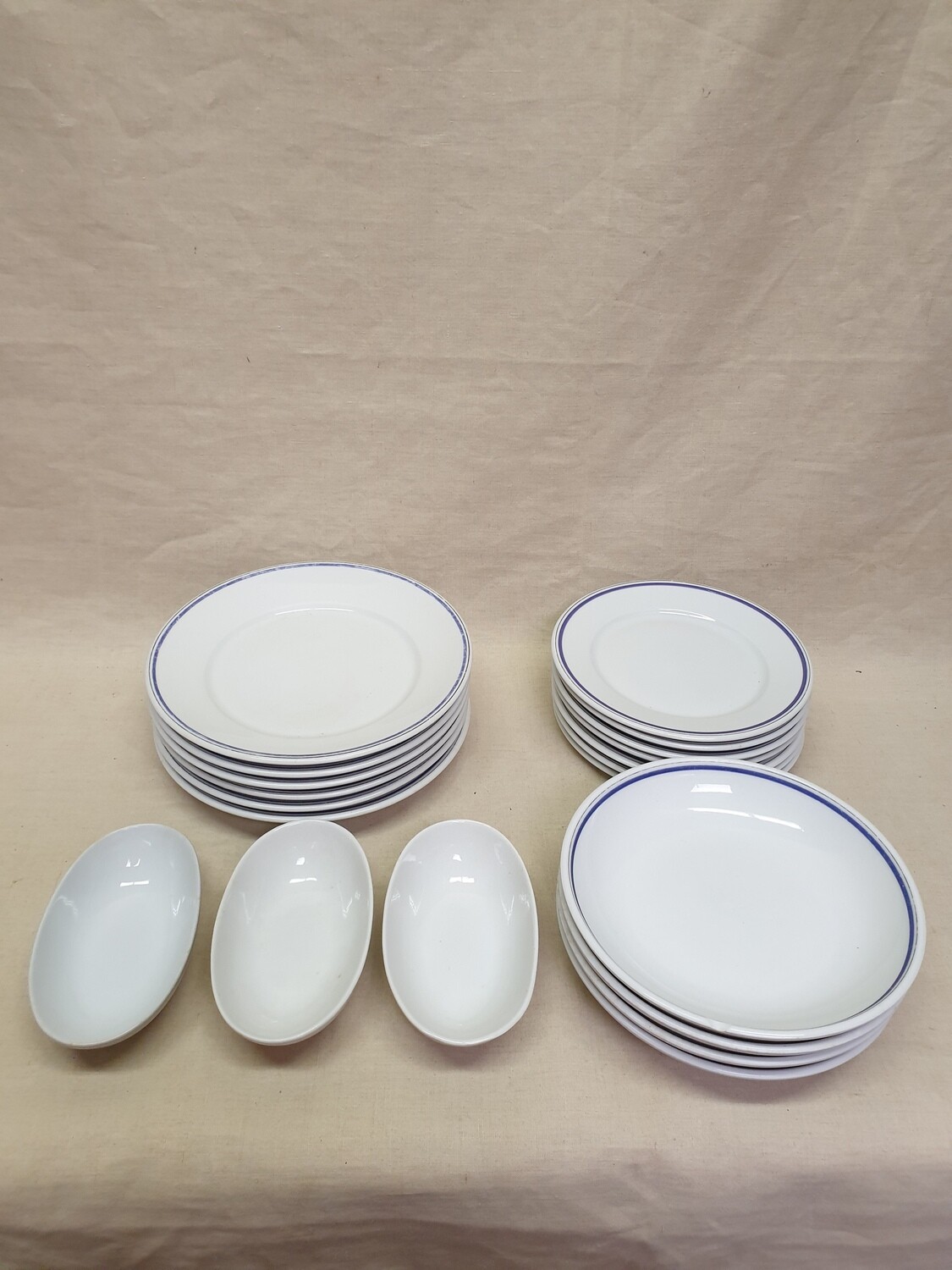 Eléments de service de table - 6 assiettes, 6 assiettes à dessert, 4 assiettes creuses et 3 plats