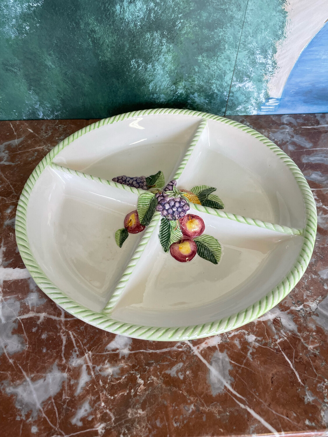 Plat compartimenté en porcelaine à décor fruitier - D 29,5 cm