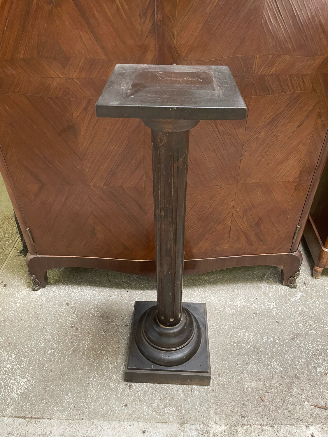 Atelier FEUERSTEIN / FEVE - Sellette haute à fût cannelés, hauteur 93.5 cm.