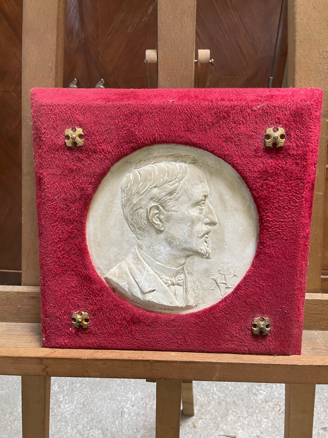 LOUIS BERARD médaillon en plâtre encadré d'un support de velours rouge - 31 cm