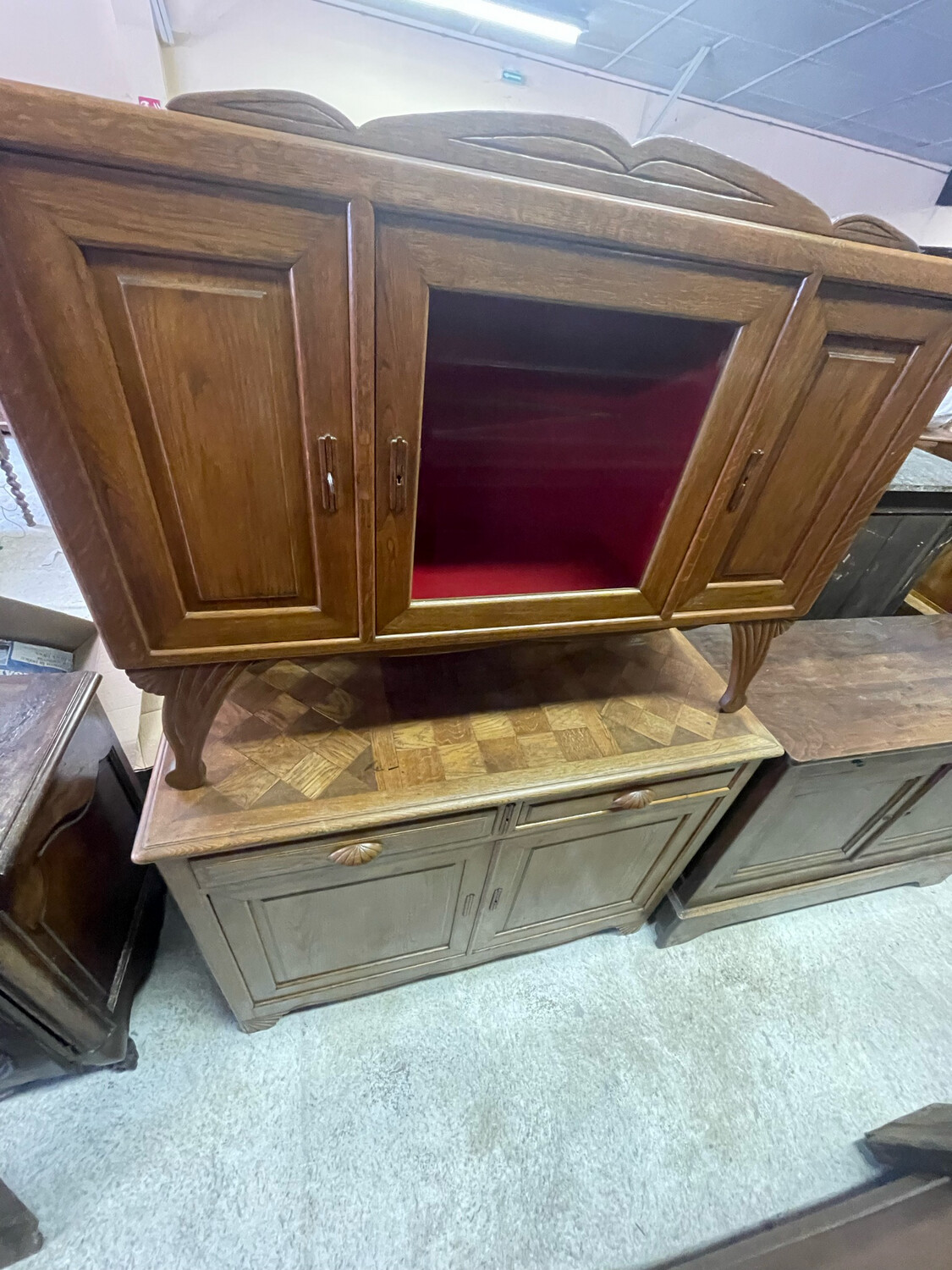 Buffet deux-corps de salle à manger ouvrant par 5 vantaux et 2 tiroirs, plateau marqueté, travail artisanal des années 1930 - 198 x 135 x 50 cm