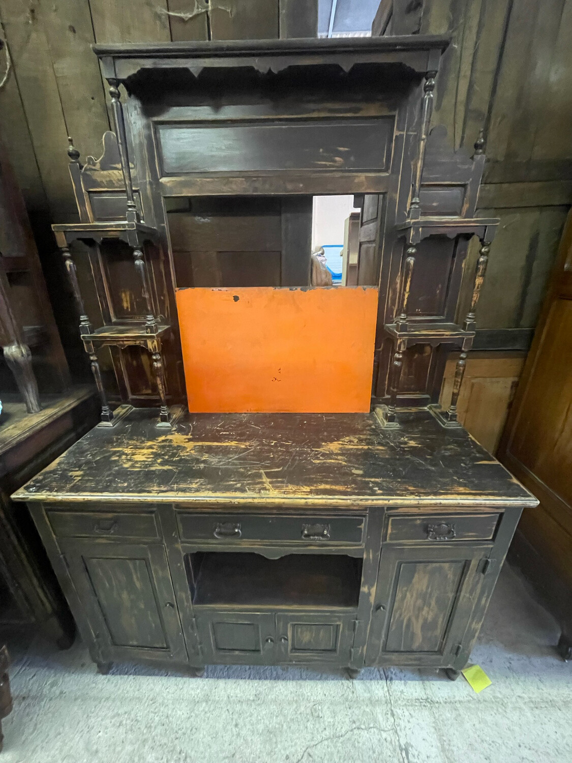 Meuble de style colonial à étagères et fond de mirioir, il ouvre par des tiroirs et portes en partie basse - 208 x L 145 x P 58 cm