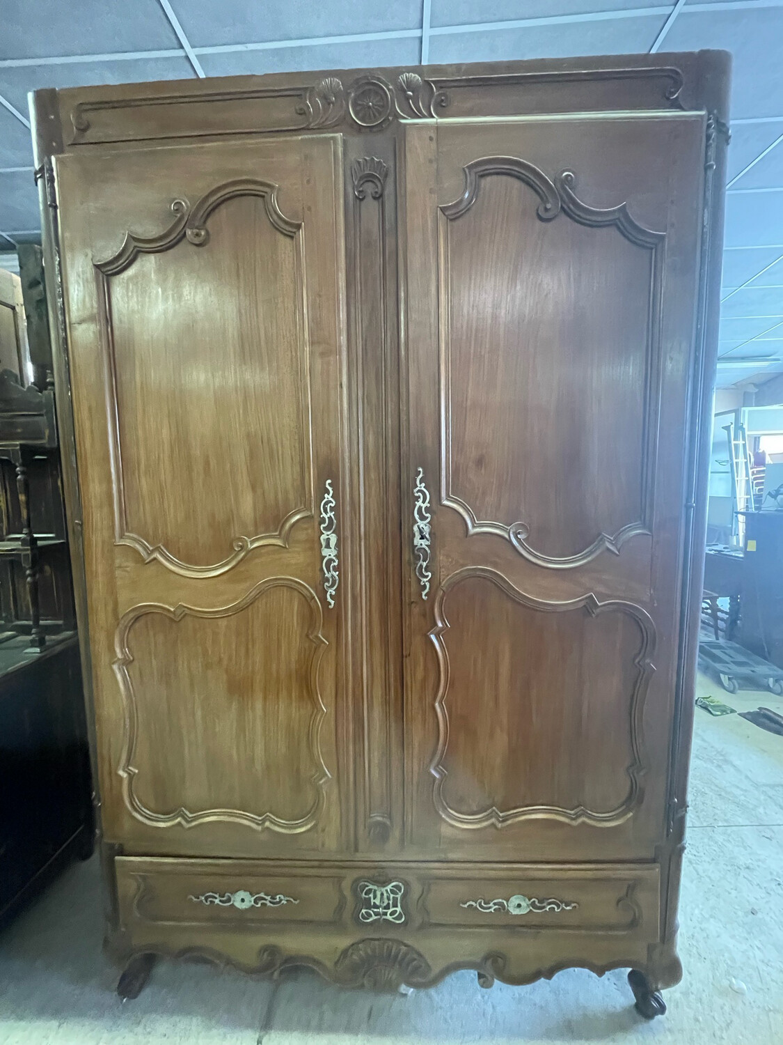 Armoire à deux portes en bois mouluré et sculpté. Un tiroir en ceinture. XVIIIème siècle. H_241 cm L_175 cm P_74 cm