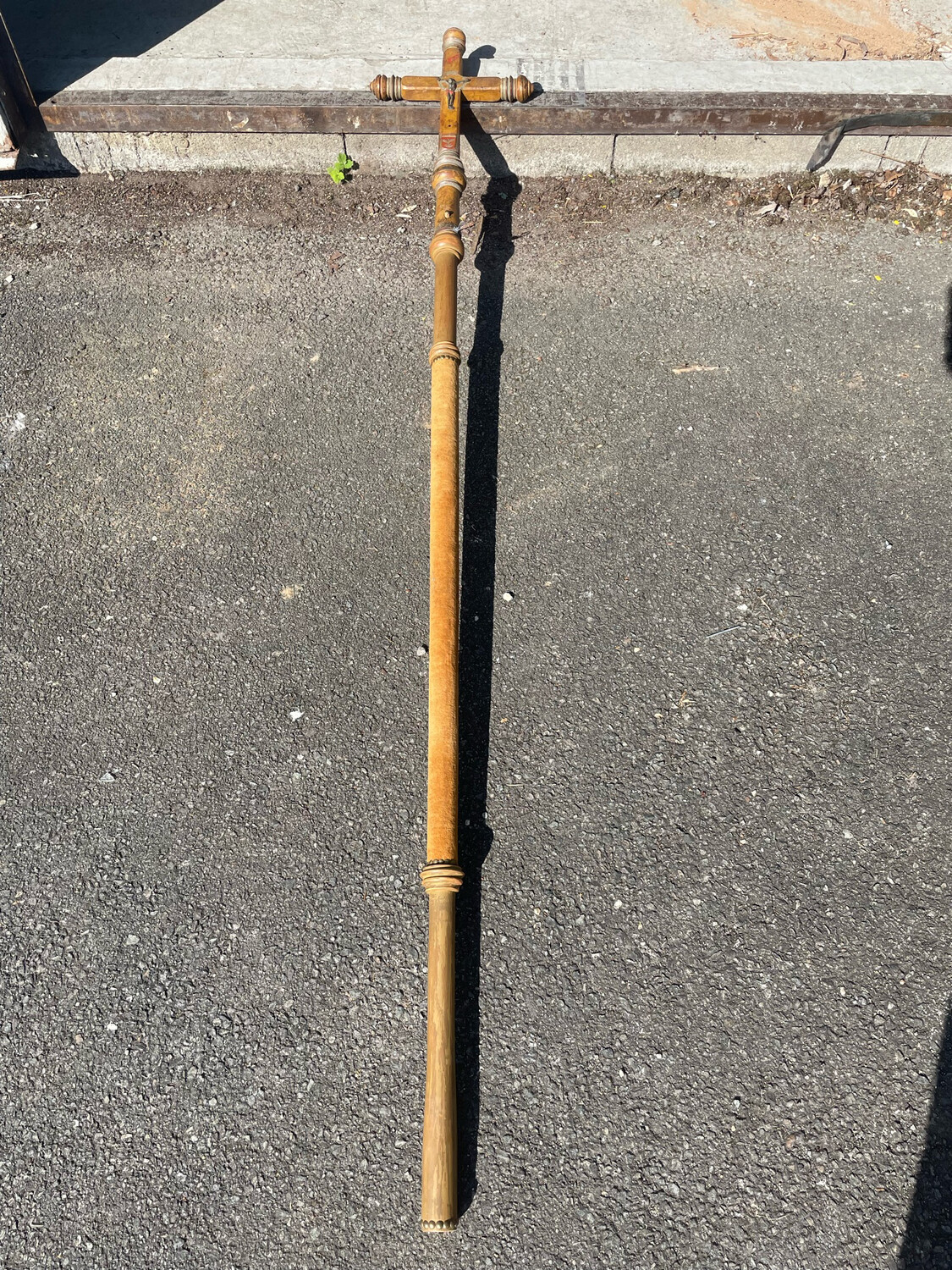 [ART SACRÉ] Grande croix processionnelle en bois tourné partiellement peint et gainé de velours - h : 191 cm