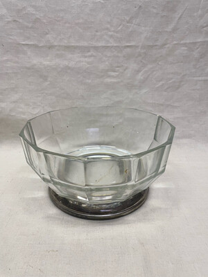 Saladier en verre sur piédouche en métal argenté - D 23,5 cm