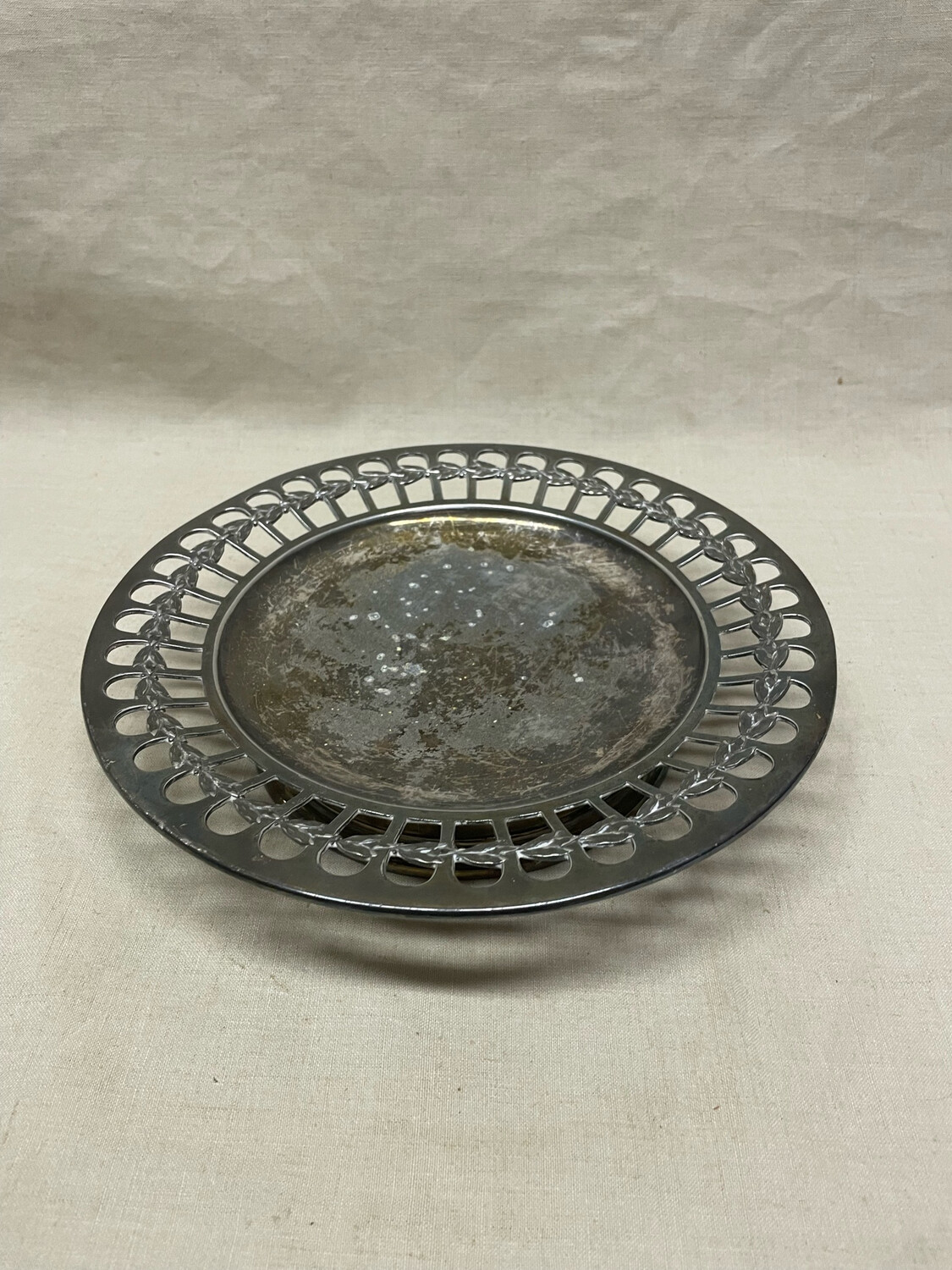 Coupe en métal argenté sur piédouche - 23,5 cm
