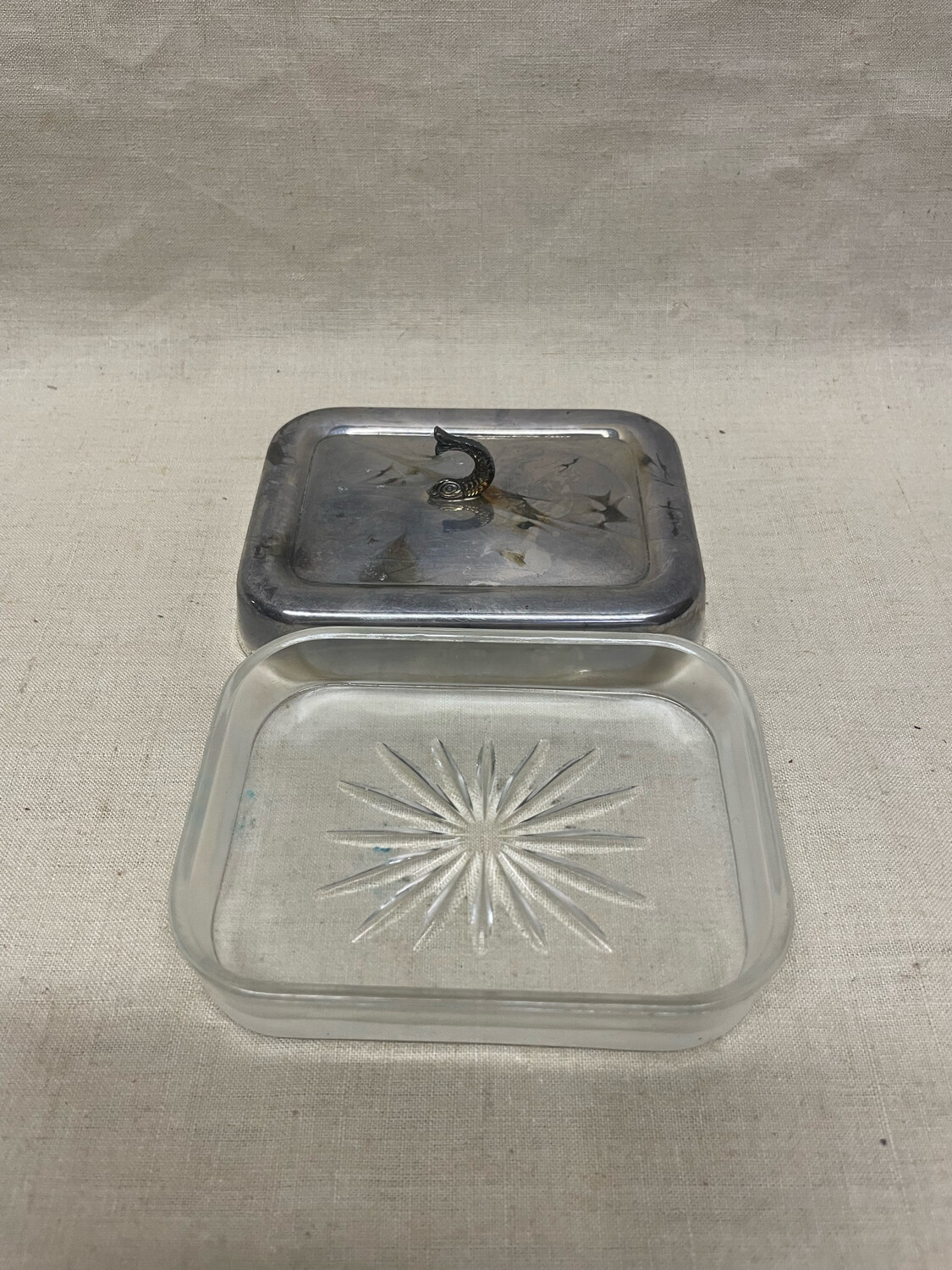 Beurrier en métal argenté et en verre - 11,5 x 9 cm