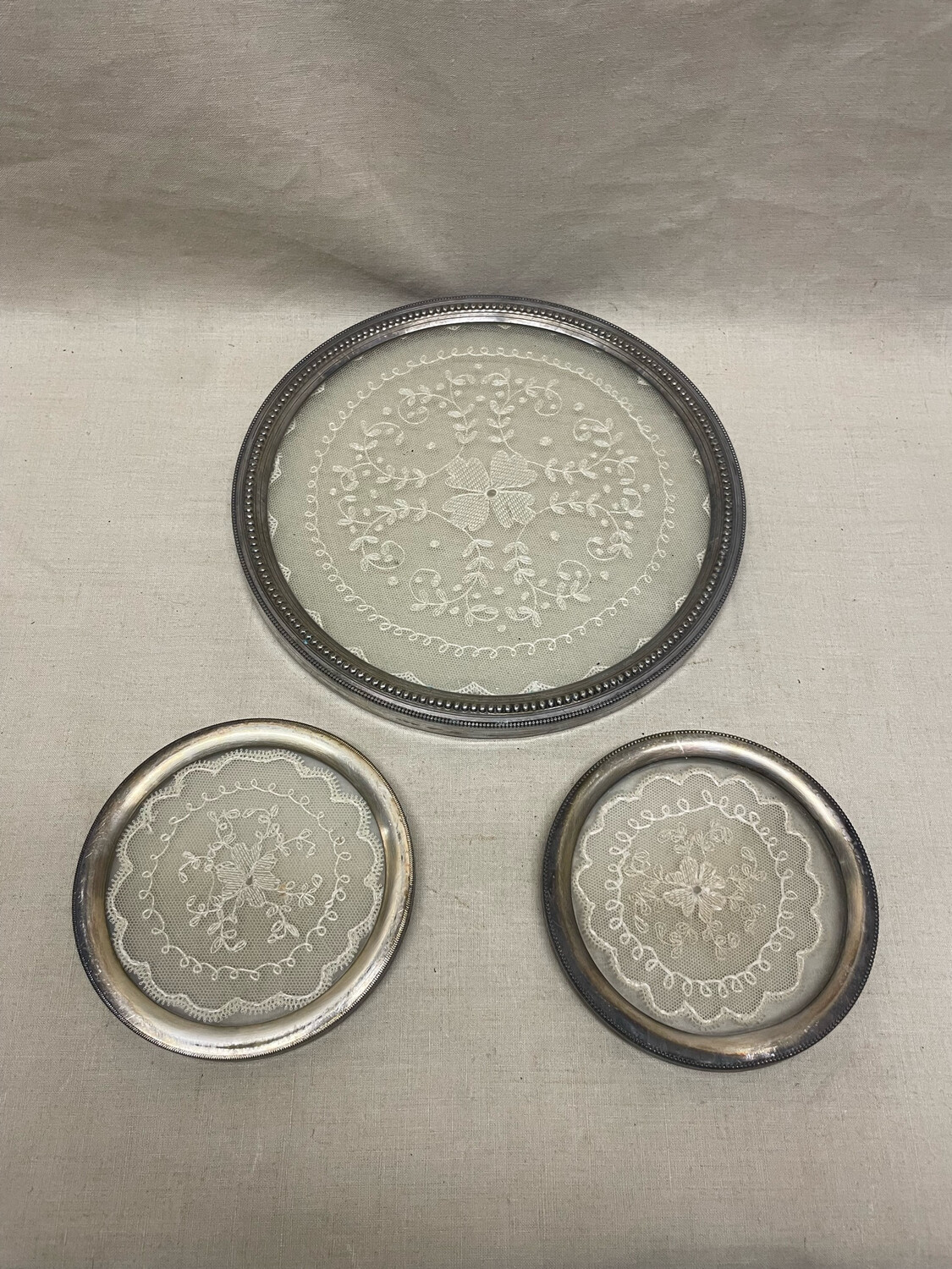 Dessous de plat avec deux dessous de bouteille - 13,5 et 23,5 cm