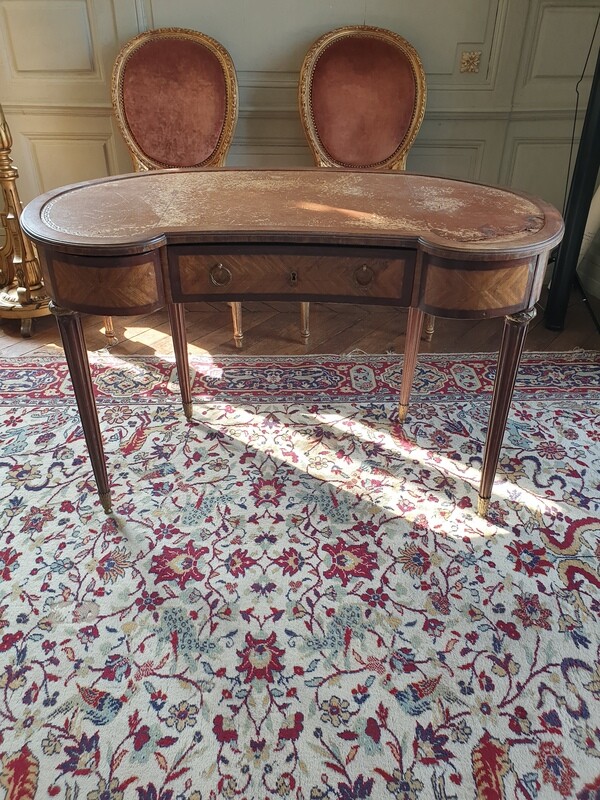 Bureau rognon en bois et placage avec dessus de cuir - 73 x 110 x 55 cm