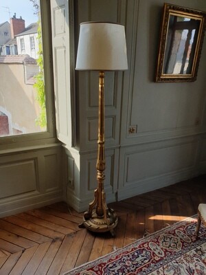 Lampes en bois doré reposant sur trois pieds - 190 cm