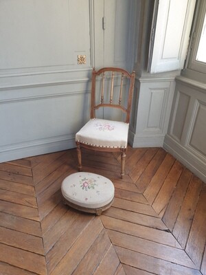 Chaise en bois avec garniture de tissu crème et broderie , et son repose pieds - H 82 cm
