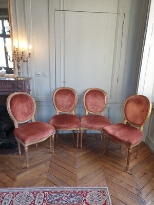 Ensemble de quatre chaises en bois doré avec une garniture de velours rouge