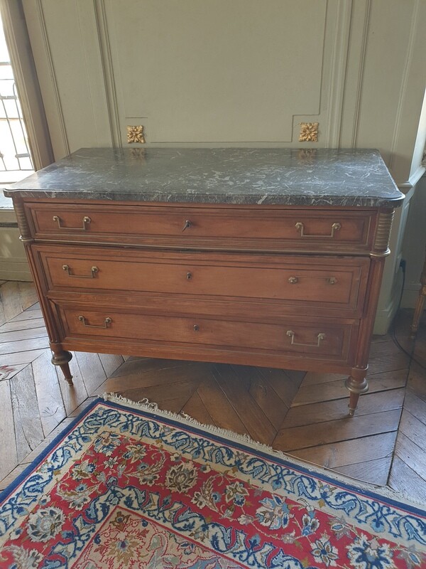 Commode en bois époque Louis XVI avec dessus marbre gris ouvrant par 3 tiroirs - 88 x 128 x 58 cm