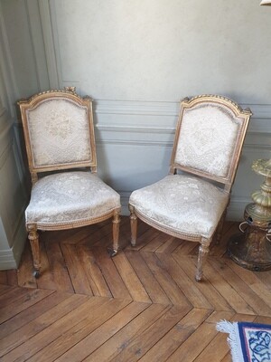 Paire de chaises en bois doré avec garniture de tissu floral crème