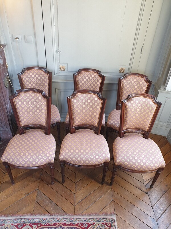 Ensemble de six chaises en bois foncé avec une garniture de tissu violette et doré