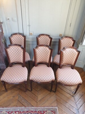 Ensemble de six chaises en bois foncé avec une garniture de tissu violette et doré