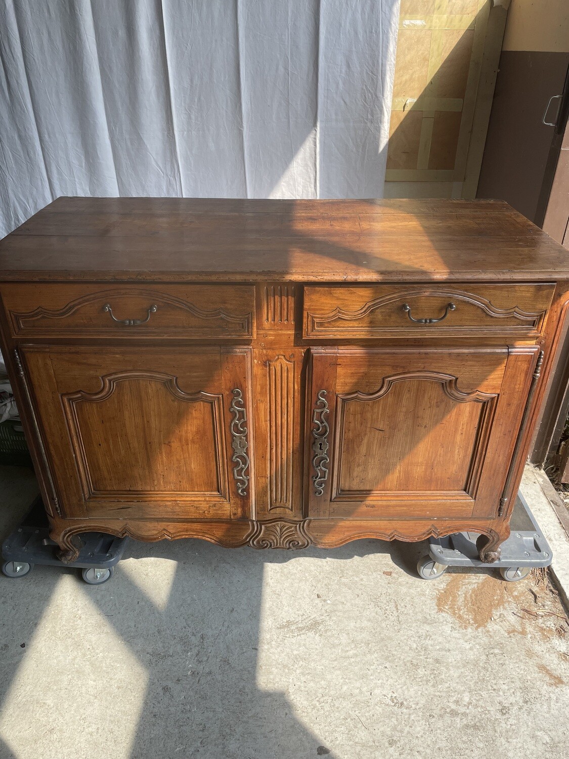 Buffet rustique L XV en noyer ouvrant par deux vantaux et deux tiroirs en ceinture - 100 x 143 x 67 cm