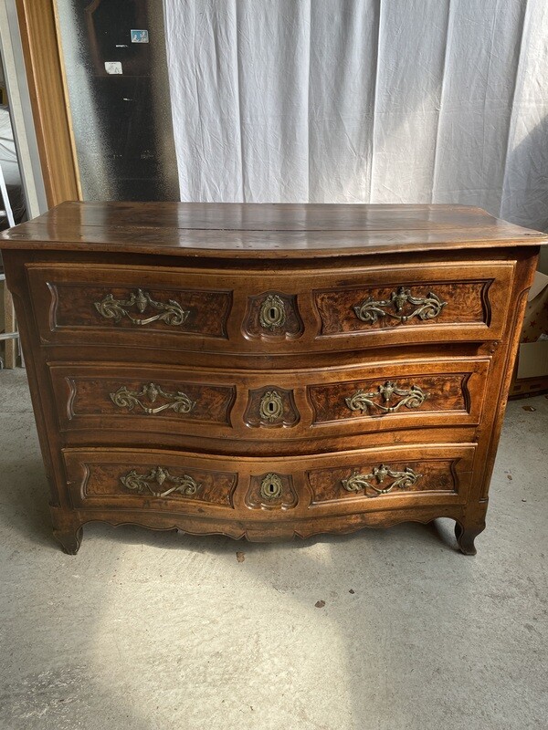 Commode en noyer et orme mouluré et sculpté, ouvrant à trois tiroirs. La façade légèrement galbée - 97 x 136 x 70 cm