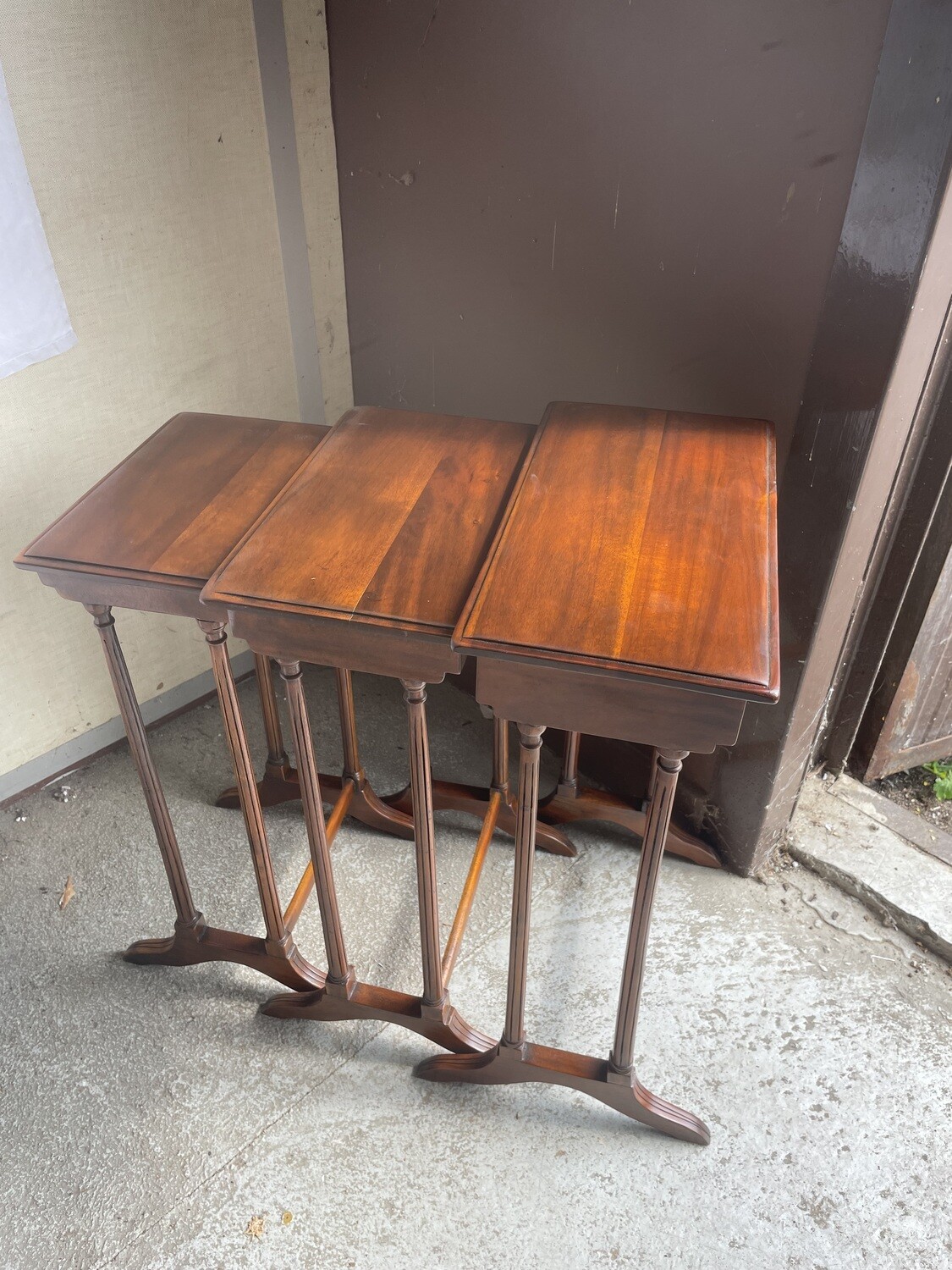 Suite de trois petites tables gigognes - H 65 cm