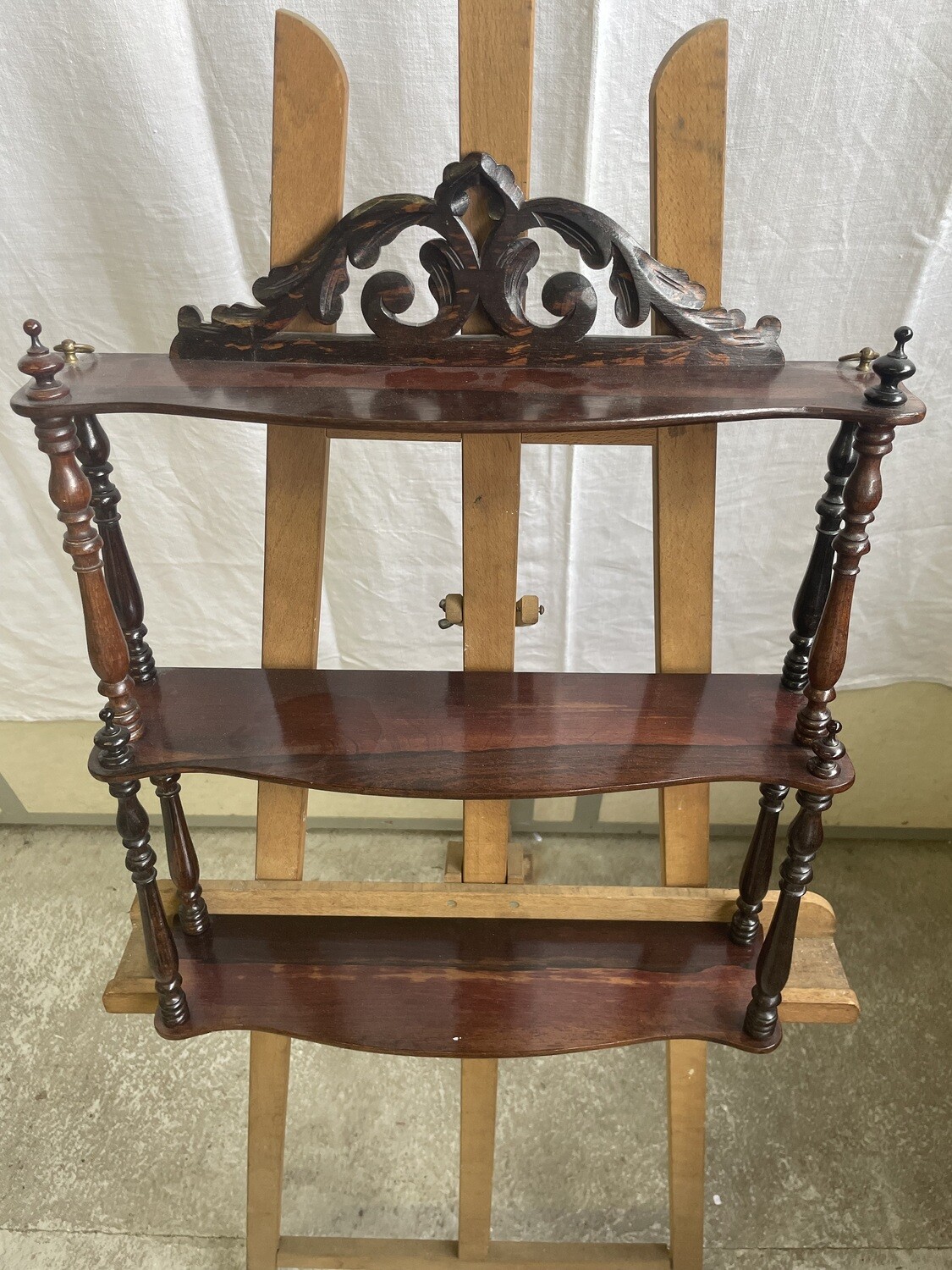 Petite étagère murale à trois plateaux, montants en bois tourné - 60 x 49,5 x 12,5 cm