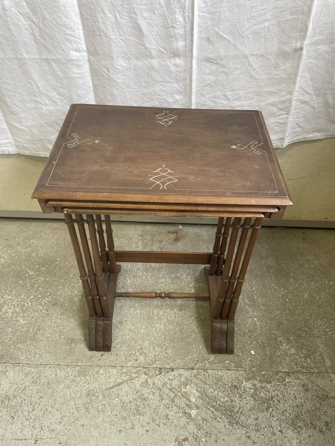 Trois tables gigognes en bois gravé