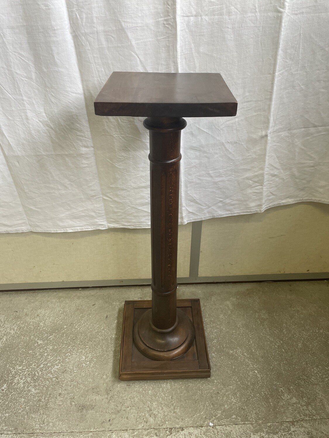 Sellette en bois de chêne à colonne cannelée - Fin XIX ème - 30 x 29,5 cm