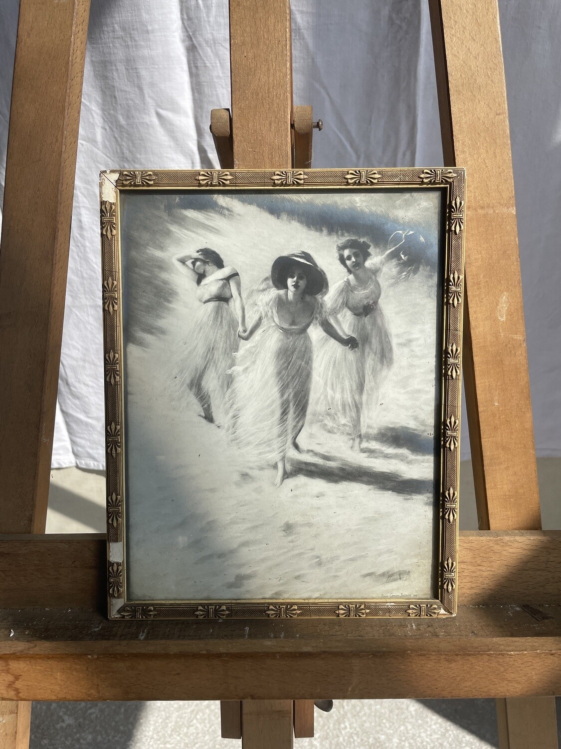 Gravure en noir et blanc représentant trois femme - 28 x 22,5 cm