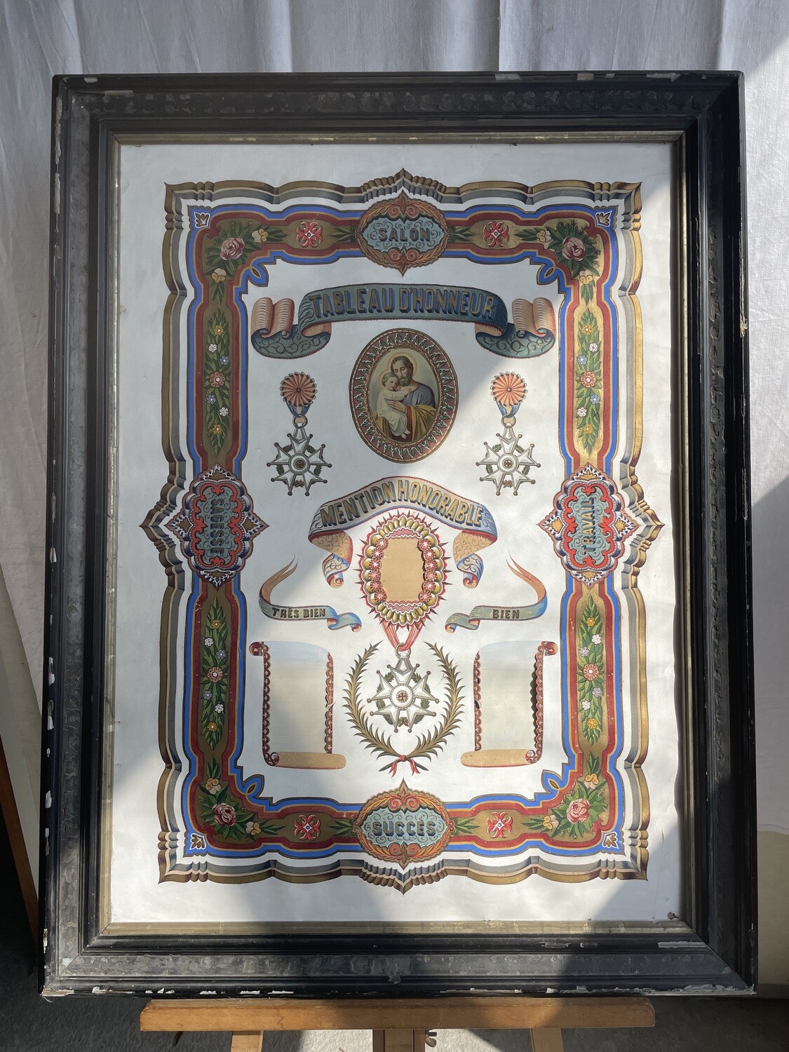 Tableau d'Honneur mention Honorable sur papier gouaché et aquarellé comprenant médailles - 115 x 86 cm