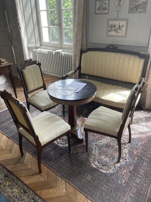 Canapé et trois chaises style Louis XVI. Garniture de tissu jaune