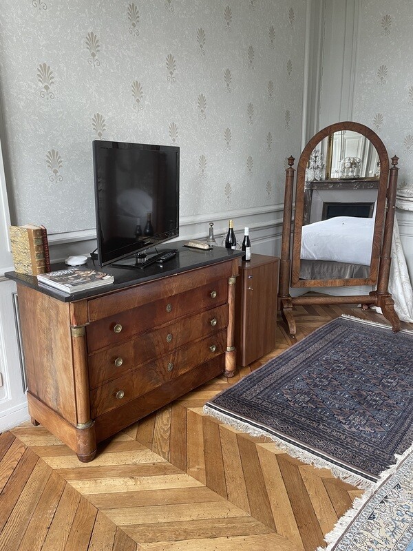 Commode Empire / Restauration, bronze  et  marbre noir - 90 x 130 x 58 cm