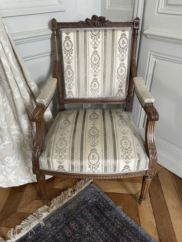 Paire de fauteuils en bois sculpté et mouluré,  H 100 cm x P 57 x L 62 cm