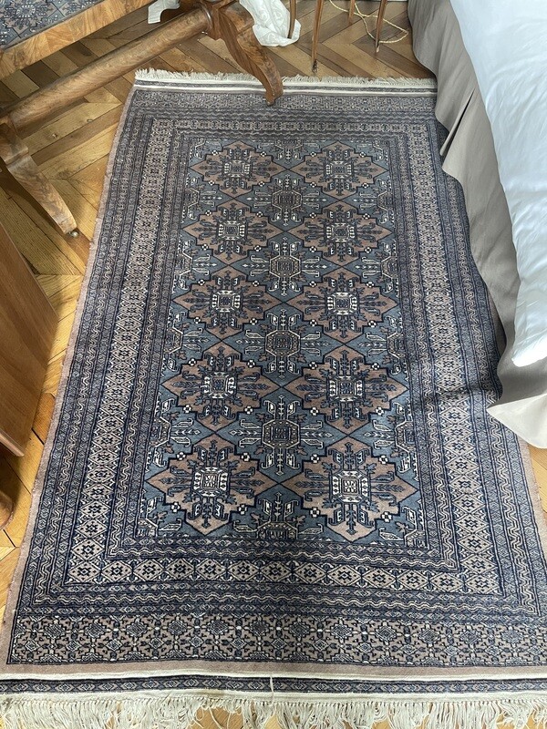 Tapis Pakistan fait main, fond bleu - 207 x 126 cm