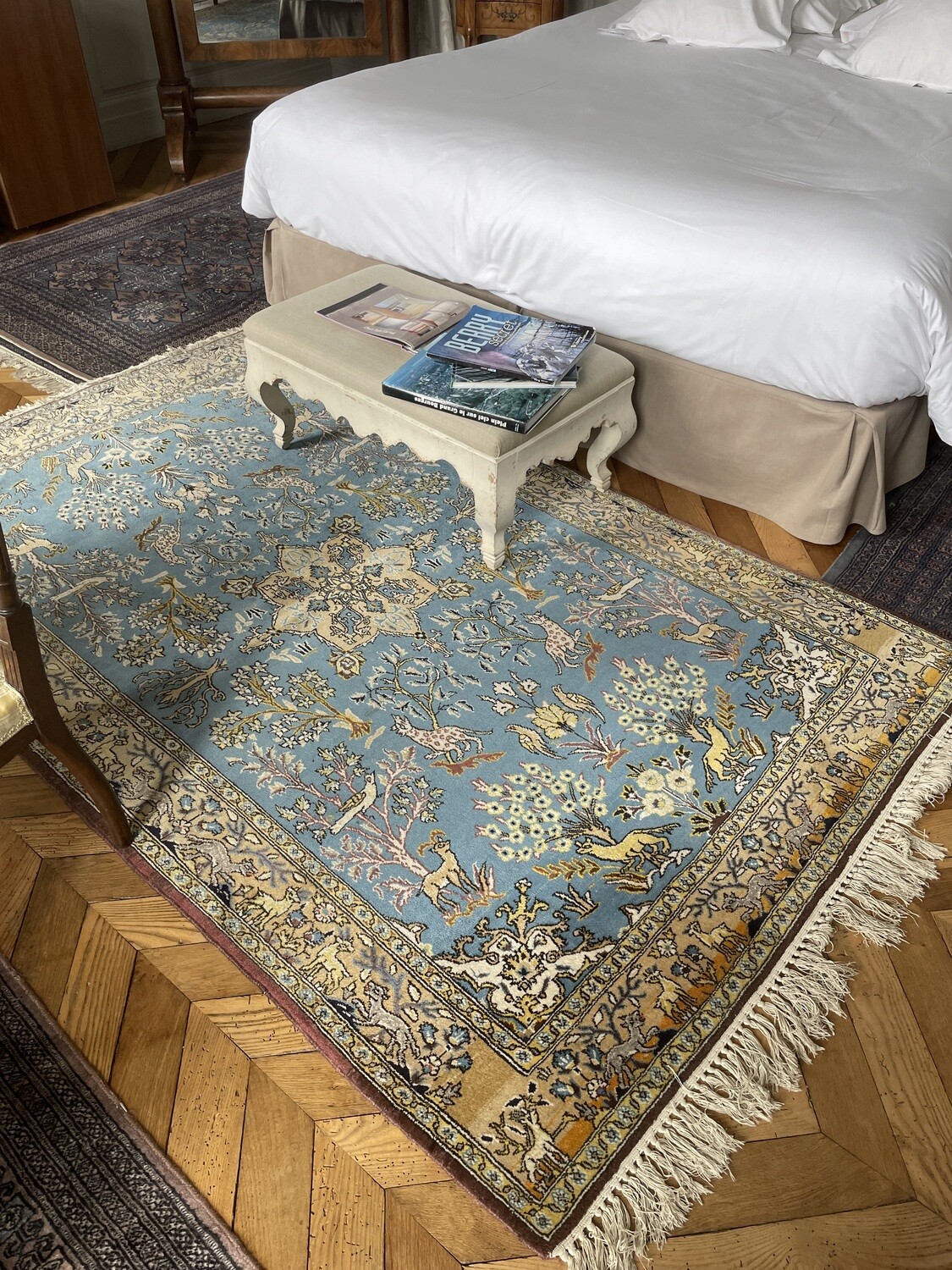 Tapis fond bleu et crème sujets animaliers - 136 x 230 cm