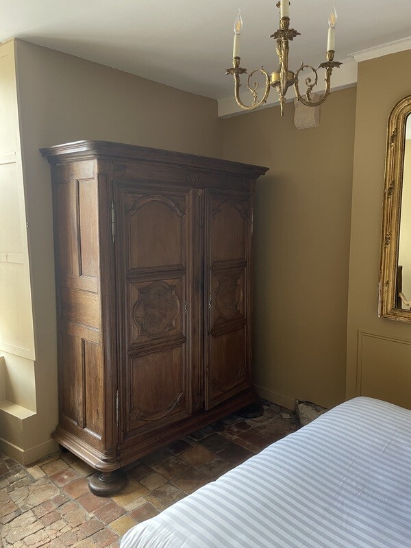 Armoire en bois mouluré - 205 x 63 x 150 cm