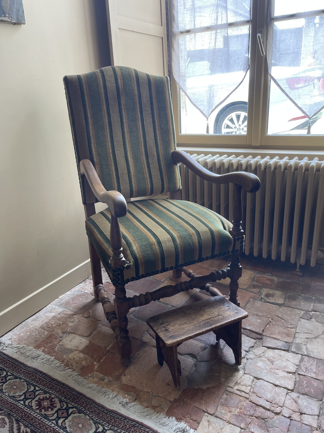 Paire de fauteuils os de mouton avec garniture de tissu vert et repose pied- H 114 x 64 x 57 cm