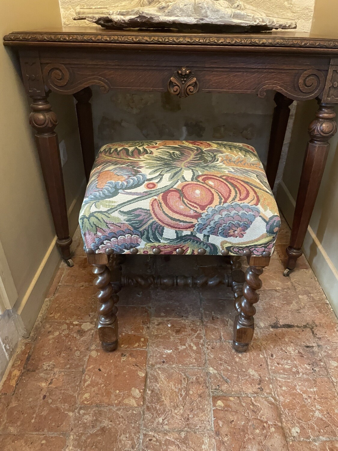 Tabouret en bois et garniture de tissu - H 47 x L 43 x 47 cm