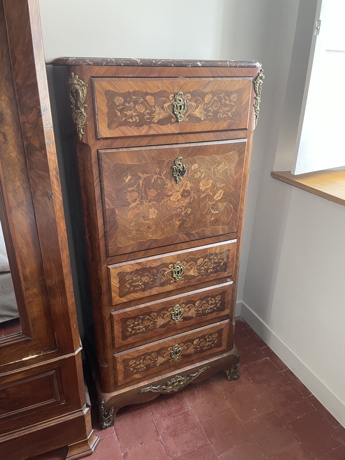 Secrétaire en bois, dessus marbre rouge veiné - 133 x 64 x 38 cm